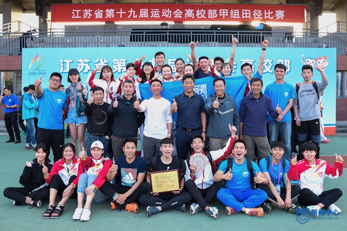 1体育部张天峰主任与教练组和队员们合影1.jpg 1体育部张天峰主任与教练组和队员们合影1.jpg