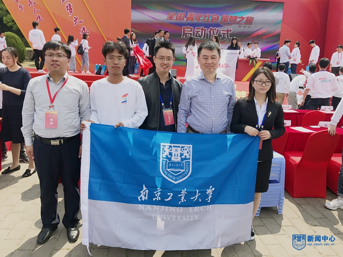 省教育厅袁靖宇副巡视员与beat365师生代表合影5.jpg 省教育厅袁靖宇副巡视员与beat365师生代表合影5.jpg