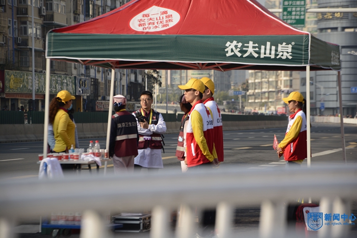 beat365红十字会顺利完成2018南京马拉松医疗保障任务 (3).jpg beat365红十字会顺利完成2018南京马拉松医疗保障任务 (3).jpg